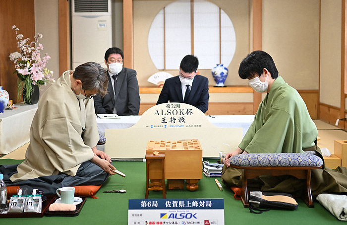 The 72nd ALSOK Cup Championship Game 6, Day 2, Osho Fujii defends for the first time Challenger Zenji Hanyu 9 dan  left  nods his head after resigning in the 6th game of the 72nd ALSOK Cup Championship. On the right is Sota Fujii, who made his first defense.
