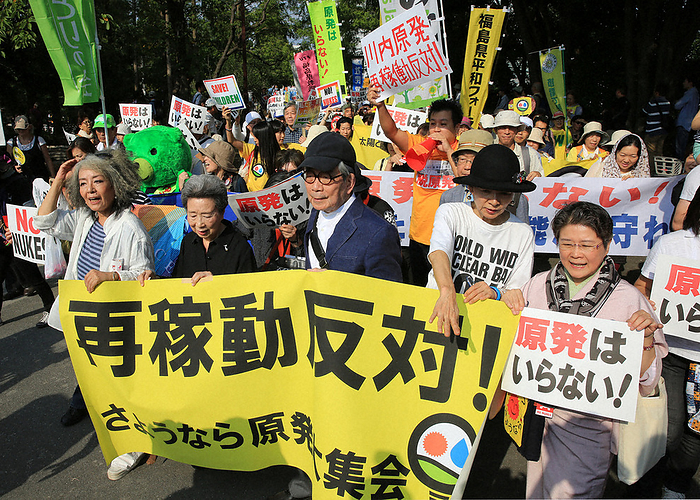 Kenzaburo Oe stands at the front of participants in the  Sayonara Nationwide Rally for Nuclear Power Plants  and appeals against the restart of nuclear power plants. Kenzaburo Oe  front row, center  and others stand at the front of participants in the  Sayonara Nationwide Rally for Nuclear Power Plants,  appealing against the restart of nuclear power plants, in Koto ku, Tokyo, September 23, 2014, 2:38 p.m. Photo by Naoseung Umemura.