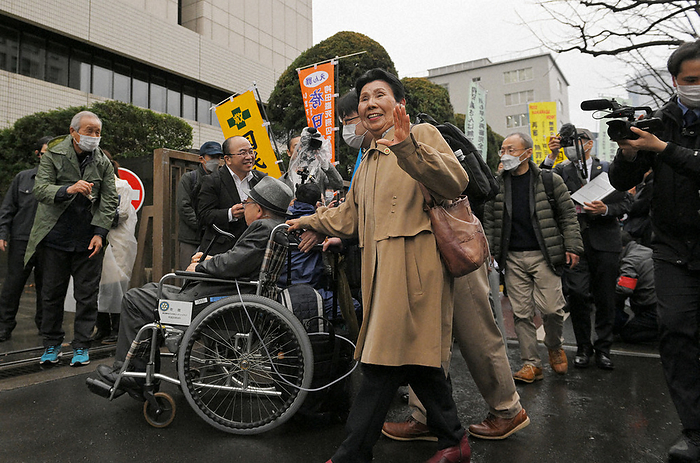 Hakamada case, Tokyo High Court grants commencement of retrial. Hakamada Iwao s sister Hideko  center  and defense lawyers enter the Tokyo High Court at the hearing on the request for a retrial in the Hakamada case, March 13, 2023, 1:49 p.m. in Tokyo.