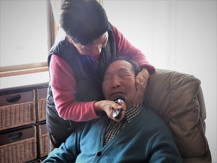 Mr. Iwao getting a shave from his sister, Hideko Hakamada. Iwao gets his beard shaved by his sister, Hideko Hakamada. Although he is still affected by the detainee s reaction, he has also begun to show a peaceful expression.