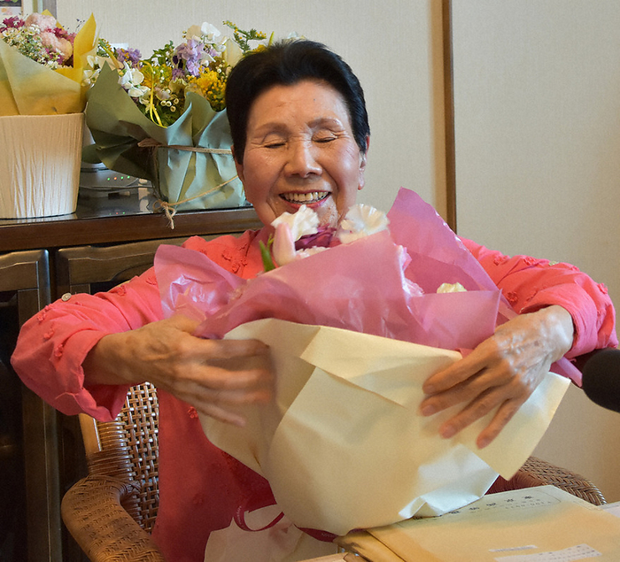 Hideko Hakamada receives a bouquet of flowers from supporters following the decision to begin a retrial. Hideko Hakamada receives a bouquet of flowers from supporters following the decision to begin a retrial at her home in Hamamatsu City, March 15, 2023, at 2:45 p.m. Photo by Hideyuki Yamada