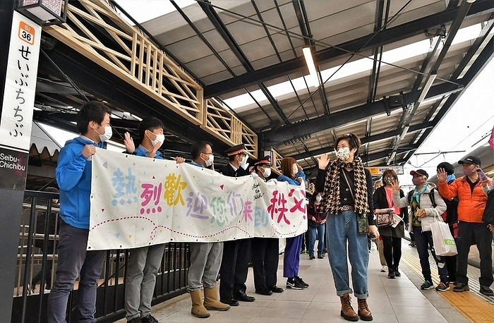 Staff members of the Chichibu Regional Hospitality and Tourism Corporation welcome the first group of visitors from Taiwan in two and a half years at Seibu Chichibu Station after the deregulation of Corona. Staff members of the Chichibu Regional Hospitality and Tourism Corporation welcome group visitors from Taiwan at Seibu Chichibu Station for the first time in two and a half years after the deregulation of Corona, in Chichibu City at 10:52 a.m. on October 24, 2022.