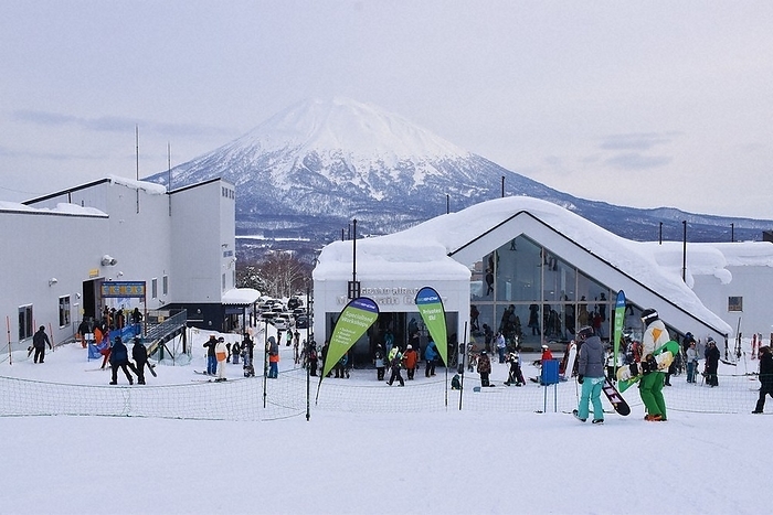 Niseko Tokyu Grand Hirafu, a ski resort crowded with many foreigners Niseko Tokyu Grand Hirafu ski resort is crowded with many foreigners. Yotei can be seen in the background.