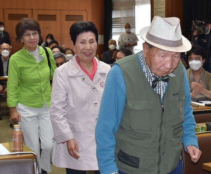 Hakamada case, one night after the start of the retrial was confirmed Hakamada Iwao  right  and his sister Hideko  center  attend a meeting held by the defense team to report on the retrial.