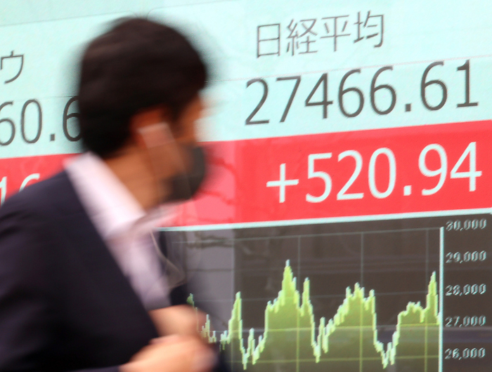 Nikkei 225 rebounded sharply, closing at 27,466 yen, up 520 yen March 22, 2023, Tokyo, Japan   A pedestrian passes before a share prices board in Tokyo on Wednesday, March 22, 2023. Japan s share prices rebounded 520.94  yen to close at 27,466.61 yen at the Tokyo Stock Exchange as the bank failure worries receded.     Photo by Yoshio Tsunoda AFLO  