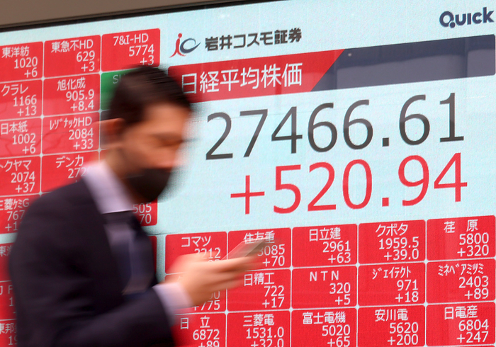 Nikkei 225 rebounded sharply, closing at 27,466 yen, up 520 yen March 22, 2023, Tokyo, Japan   A pedestrian passes before a share prices board in Tokyo on Wednesday, March 22, 2023. Japan s share prices rebounded 520.94  yen to close at 27,466.61 yen at the Tokyo Stock Exchange as the bank failure worries receded.     Photo by Yoshio Tsunoda AFLO  