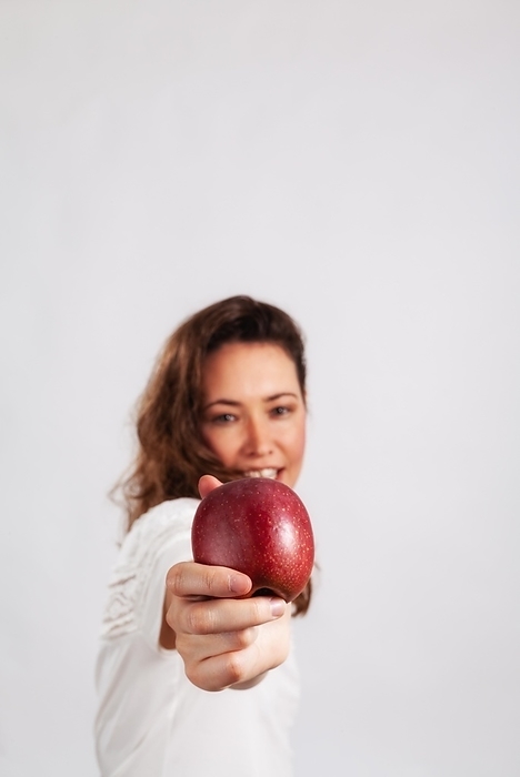 Apple in the hand of a woman