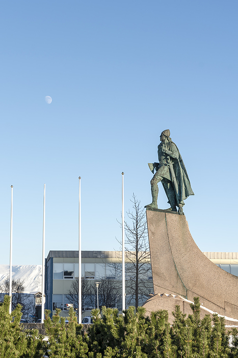Iceland The explorer Leif Erikson looking at the Moon, Reykjavik, Iceland, Europe. Photo by: Massimiliano Montella