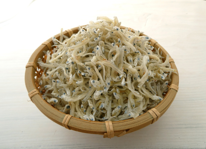 Photo of dried chirimen-jako and dried shirasu in a basket