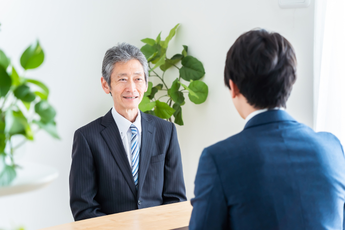 Senior Japanese man being interviewed (People)