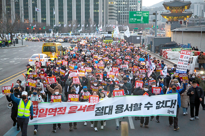 Anti Japan and anti Yoon Suk Yeol protest in Seoul Anti Japan and anti Yoon Suk Yeol protest, Mar 18, 2023 : South Koreans participate in an anti Japan and anti Yoon Suk Yeol protest near the Japanese embassy in Seoul, South Korea. Tens of thousands of South Koreans demonstrated to denounce South Korean President Yoon s March 16 summit with Japanese Prime Minister Fumio Kishida, which they insisted, was humiliating for South Korean history and people. Pickets read,  Yoon Suk Yeol Resign   and  Organize a special prosecution to investigate Kim Keon Hee  . The placard  front  reads,  We can never condone Yoon Suk Yeol who is a pro Japan traitor to South Korea  .  Photo by Lee Jae Won AFLO   SOUTH KOREA 
