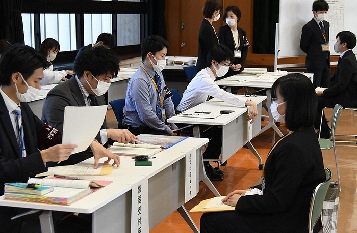 Shimane Prefecture election officials confirming the procedure for accepting candidacy applications. Shimane Prefecture election officials confirming the procedure for accepting candidacy applications at the prefectural office in Tonomachi, Matsue City, March 22, 2023, 2:19 p.m. Photo by Hajime Meno