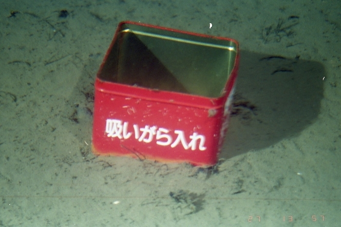 Japan Agency for Marine Earth Science and Technology  JAMSTEC  Sagami Bay, off the coast of Odawara City Sea bottom garbage, cigarette butt container Date of Dive  Filming : 2000 11 27 