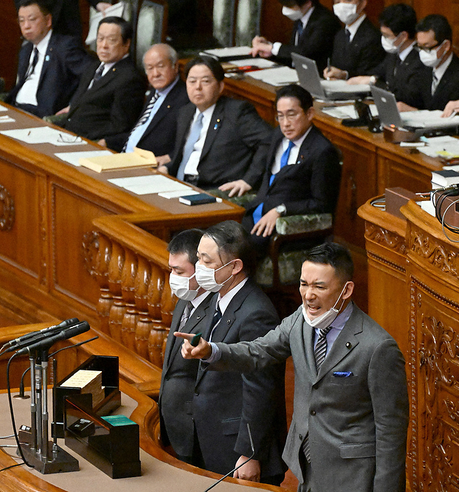 plenary session of the House of Councillors Taro Yamamoto  right , representative of the Reiwa Shinsengumi, speaks from the podium at a plenary session of the House of Councillors for a vote. At the back right is Prime Minister Fumio Kishida, photographed at 3:20 p.m. on March 28, 2023 in the National Diet.