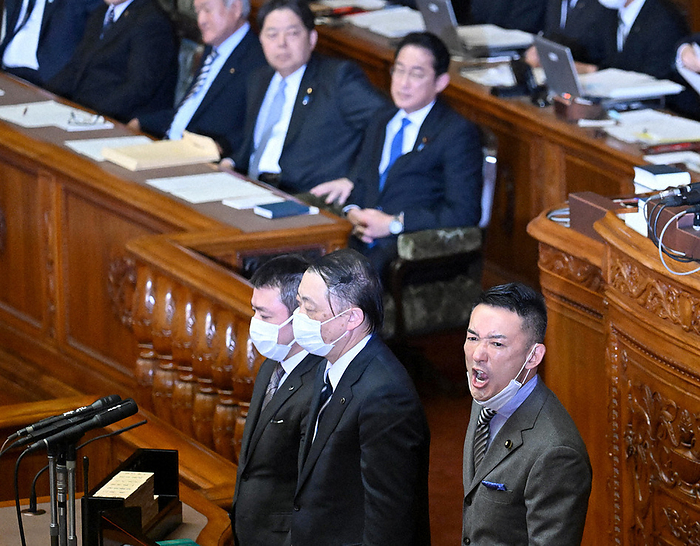 plenary session of the House of Councillors Taro Yamamoto  right , representative of the Reiwa Shinsengumi, speaks from the podium at a plenary session of the House of Councillors for a vote. At the back right is Prime Minister Fumio Kishida, photographed at 3:19 p.m. on March 28, 2023 in the National Diet.