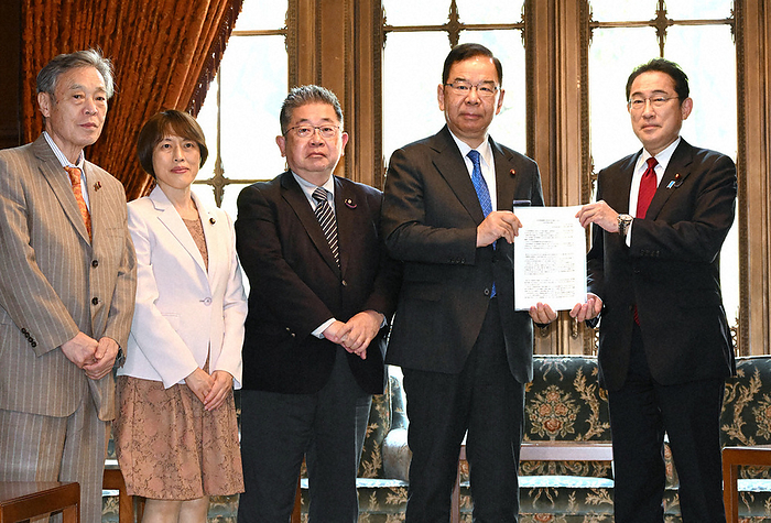 Prime Minister Fumio Kishida receives a proposal for improving Japan China relations from Communist Party Chairman Kazuo Shii. Prime Minister Fumio Kishida  far right  receives a proposal for improving Japan China relations from Communist Party Chairman Kazuo Shii  second from right  at 0:41 p.m. on March 30, 2023, in the Diet.