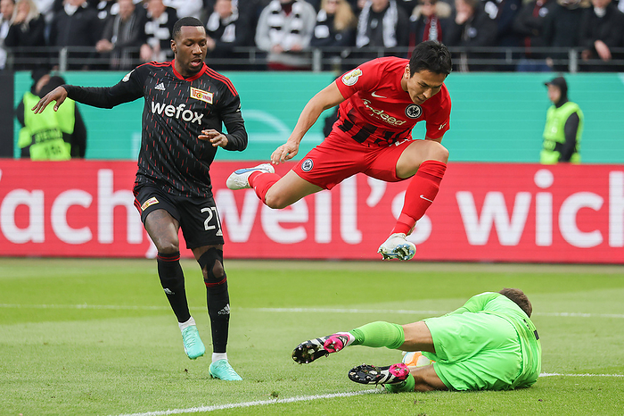 Eintracht Frankfurt   1.FC Union Berlin, DFB Pokal Makoto Hasebe  Eintracht Frankfurt, 20  wird von Sheraldo Becker  Uni Eintracht Frankfurt 1 FC Union Berlin, DFB Pokal Makoto Hasebe Eintracht Frankfurt, 20 is pushed by Sheraldo Becker Union Berlin, 27, passes back to goalkeeper Kevin Trapp Eintracht Frankfurt, 1 DFB Pokal match between Eintracht Frankfurt and 1 FC Union Berlin on 4 April 2023 at Deutsche Bank Park in Frankfurt am Main According to specifications of the DFL, Deutsche Fuertechnik Liga, it is prohibited to exploit or have exploited photographs taken in the stadium and or from the game in stadium and or from the game in the form of sequence pictures and or video like photo series , Frankfurt am Main Hesse Germany Deutsche Bank Park