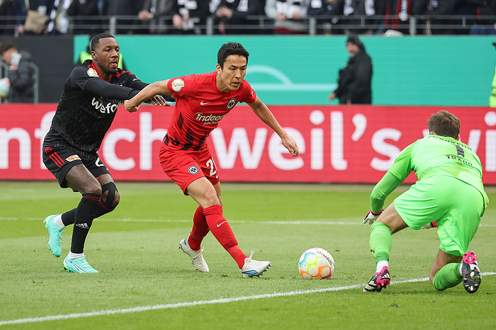 Eintracht Frankfurt   1.FC Union Berlin, DFB Pokal Makoto Hasebe  Eintracht Frankfurt, 20  wird von Sheraldo Becker  Uni Eintracht Frankfurt 1 FC Union Berlin, DFB Pokal Makoto Hasebe Eintracht Frankfurt, 20 is pushed by Sheraldo Becker Union Berlin, 27, passes back to goalkeeper Kevin Trapp Eintracht Frankfurt, 1 DFB Pokal match between Eintracht Frankfurt and 1 FC Union Berlin on 4 April 2023 at Deutsche Bank Park in Frankfurt am Main According to specifications of the DFL, Deutsche Fuertechnik Liga, it is prohibited to exploit or have exploited photographs taken in the stadium and or from the game in stadium and or from the game in the form of sequence pictures and or video like photo series , Frankfurt am Main Hesse Germany Deutsche Bank Park