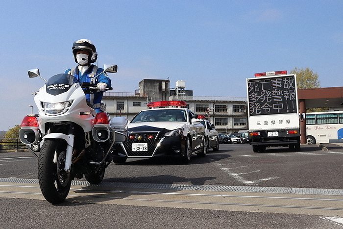 Motorcycles and police cars being dispatched from the prefectural police headquarters after the emergency dispatch ceremony. White motorcycles and police cars being dispatched from the prefectural police headquarters after the emergency dispatch ceremony at Sakae machi 1, Tsu City at 9:13 a.m. on April 4, 2023  photo by Ryoma Hara 