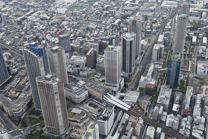 Musashi Kosugi Tower Apartments A cluster of tower condominiums in Musashi Kosugi. Musashi Kosugi Station in the center   3:36 p.m., April 5, 2023, in Nakahara Ward, Kawasaki City  photo by Natsuho Kitayama from the head office helicopter.