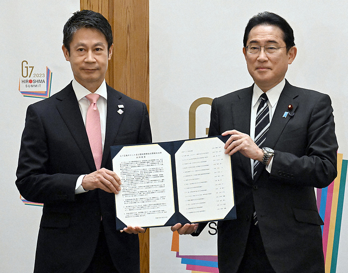 Prime Minister Fumio Kishida receives the Joint Declaration from Hiroshima Governor Hidehiko Yuzaki Prime Minister Fumio Kishida receives the Joint Declaration from Hiroshima Prefecture Governor Hidehiko Yuzaki  left  at the Prime Minister s Office on April 5, 2023 at 4:58 p.m. Photo by Mikio Takeuchi