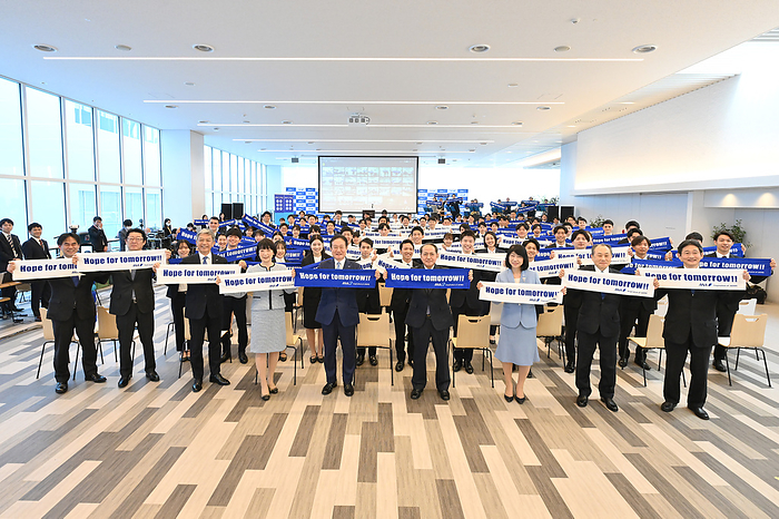 ANA Group Entrance Ceremony ANA Holdings President and CEO Koji SHIBATA and other executives and new employees pose for a commemorative photo with towels in their hands at the ANA Group entrance ceremony held at the ANA Blue Base training facility near Haneda Airport, on April 1, 2023. PHOTO: Tadayuki YOSHIKAWA Aviation Wire