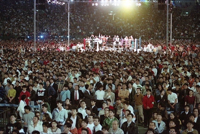 1991 New Japan Pro Wrestling Tokyo Dome, NBA   IGGP Heavyweight W Title Match 19910321, New Japan Pro Wrestling, Tatsumi Fujinami and Ric Flair looking at the flag during the national anthem, audience, NWA World   IWGP Heavyweight W title match   Tokyo Dome