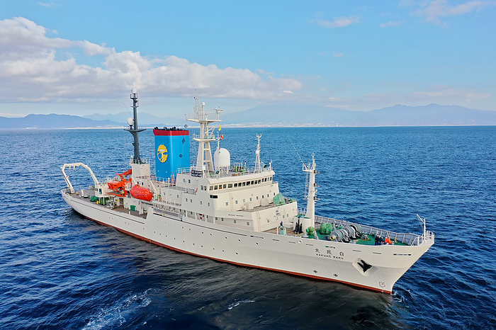  Japan Agency for Marine Earth Science and Technology  JAMSTEC   Academic research vessel  Hakuho Maru Academic research vessel HAKUHO MARU Date of submergence  photo : 2021 12 23 Length: 100.0m Width: 16.2m Depth: 8.9m Draft: 6.3m International gross tonnage: 4,073 tons Cruising speed: 16 knots Range: 12,000 miles Capacity: 89  54 crew 35 researchers, etc.  Main Propulsion System: 4 cycle diesel engines, 1,900 ps x 4 units   Electric propulsion motors, 460 kW x 2 units Main Propulsion System: 4 wing variable pitch propellers  high skew type x 2 axes x 2 rudders 