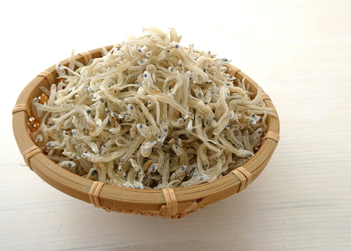 Photo of dried chirimen-jako and dried shirasu in a basket
