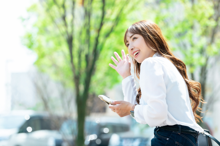 Japanese businesswoman smiling and waving (Female / People)