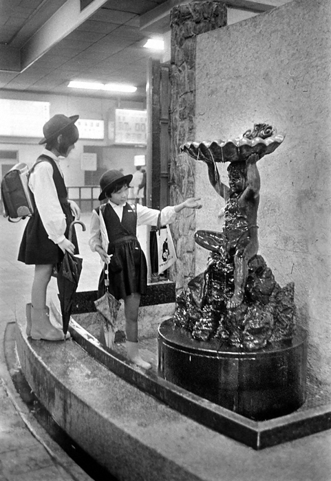The remaining one was installed in the central concourse of the third station building. A pair of them was installed in the front porch of the second Osaka Station, but one of them was lost when the third station building was relocated. The remaining one was installed in the central concourse of the third station building in Kita Ward, Osaka City, on October 1, 1963.