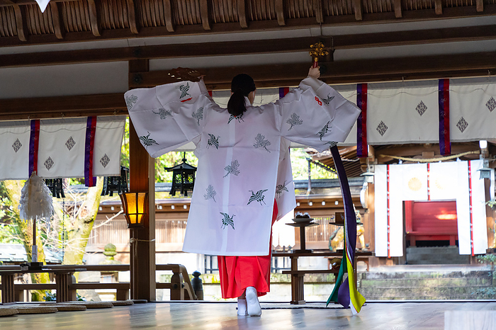 Sunagake Festival (rice planting ceremony) at Hirose-taisha Shrine, Nara Prefecture: Ceremony in the hall, Kagura performance
