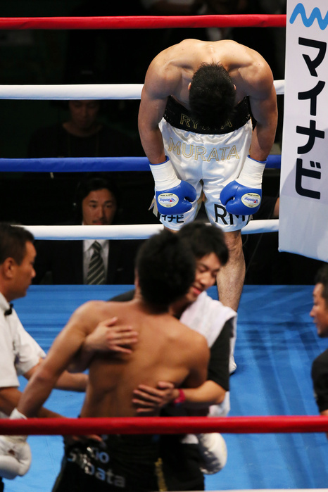 Ryota Murata Pro debut  L to R  Akio Shibata  JPN , Ryota Murata  JPN , August 25, 2013   Boxing : London Olympic gold medalist Ryota Murata of Japan poses after kock Ryota Murata won by TKO after 2nd rounds. SPORT   1090 .