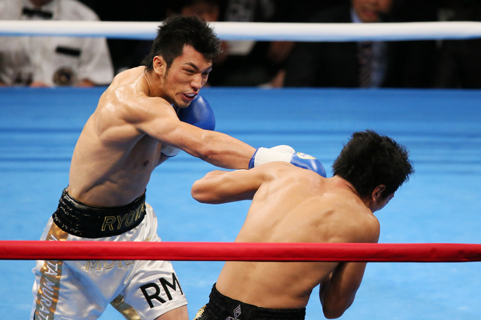 Ryota Murata Pro debut  L to R  Ryota Murata  JPN , Akio Shibata  JPN , August 25, 2013   Boxing : London Olympic gold medalist Ryota Murata of Japan hits against Akio Ryota Murata won by TKO after 2nd rounds.  Photo by AFLO SPORT   1090 .