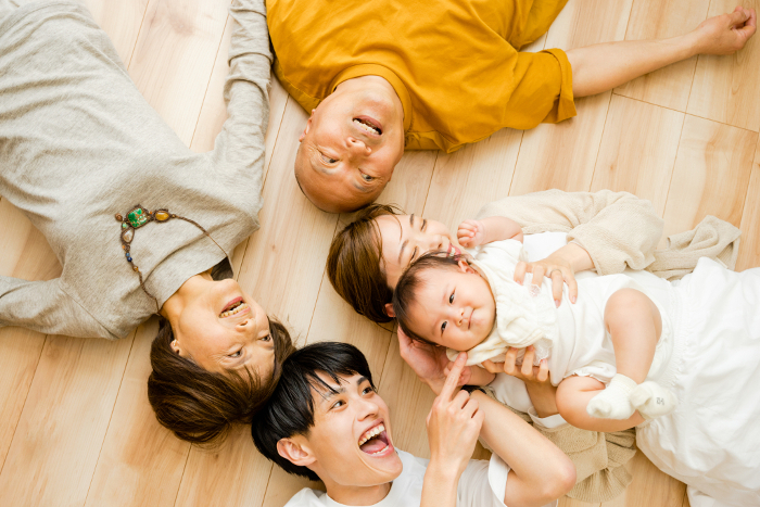 A Japanese family of five, three households, including parents and senior grandparents, including a 0-year-old baby lying on their backs on the flooring (People)