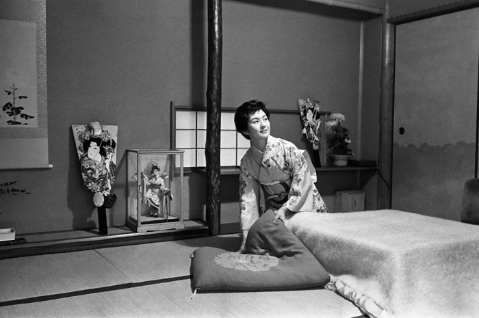 In early November 1958, Yoko Tsukasa moved to a luxurious mansion in Minato Ward. The house in Seijo, Setagaya-ku, where she had lived until then was too small, so her mother was looking for a comfortable house to live in out of concern for her. Yoko Tsukasa's mother's room with a kotatsu (a table with a kotatsu over it).
The Japanese-style room in the new house that actress Yoko Tsukasa prepared for her mother in Minato Ward, Tokyo, in November 1958 (photo by Shuji Ishii).