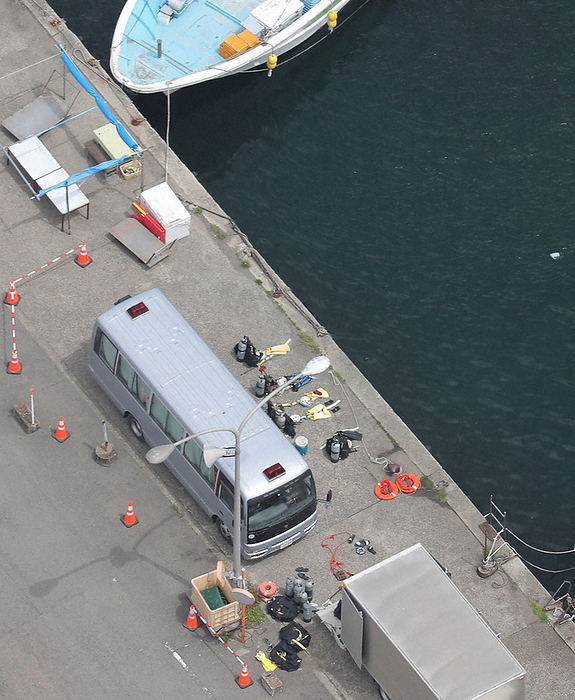 Explosive device thrown just before Prime Minister Kishida s speech Divers are believed to have been searching for underwater bomb fragments and other debris near the site, photographed by Masashi Mimura from a Honsha helicopter at Zogasaki, Wakayama City, at 0:16 p.m. on April 18, 2023.