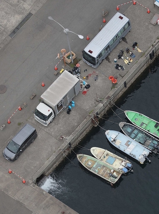 Explosive device thrown just before Prime Minister Kishida s speech Divers near where they are believed to have been searching for underwater bomb fragments and other debris at the Zogasaki fishing port in Zogasaki, Wakayama City at 0:23 p.m. on April 18, 2023, photo by Masashi Mimura from a Honsha helicopter.