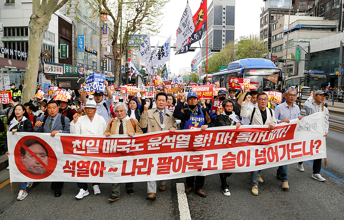 Protest demanding the resignation of South Korean President Yoon Suk Yeol in Seoul Demonstration demanding the resignation of Korean President Yoon, Apr 15, 2023 : South Koreans participate in a protest rally demanding the resignation of South Korean President Yoon Suk Yeol in Seoul, South Korea. Thousands of protesters marched through central Seoul on Saturday. President Yoon s approval rating reached a five month low on April 17 amid accusations of  giveaways  at a recent summit with Japan and allegations that the CIA intercepted communications by senior officials with the South Korean National Security Office, local media reported. The placard reads, Let s oust Yoon Suk Yeol from power, who is a pro Japan traitor to South Korea   and  Were you able to drink after you sold out the country  to Japan , Suk Yeol  .  Photo by Lee Jae Won AFLO   SOUTH KOREA 