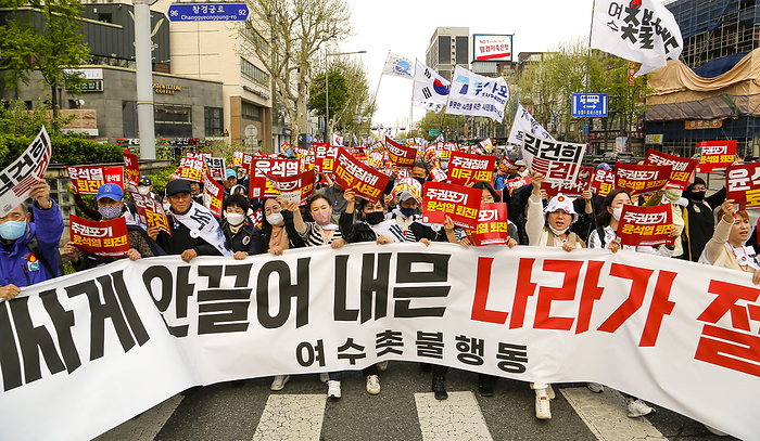 Protest demanding the resignation of South Korean President Yoon Suk Yeol in Seoul Demonstration demanding the resignation of Korean President Yoon, Apr 15, 2023 : South Koreans participate in a protest rally demanding the resignation of South Korean President Yoon Suk Yeol in Seoul, South Korea. Thousands of protesters marched through central Seoul on Saturday. President Yoon s approval rating reached a five month low on April 17 amid accusations of  giveaways  at a recent summit with Japan and allegations that the CIA intercepted communications by senior officials with the South Korean National Security Office, local media reported. The placard reads, South Korea will come apart if we don t oust Yoon Suk Yeol from power . Pickets read, Yoon Suk Yeol resign, who gave up sovereignty    Photo by Lee Jae Won AFLO   SOUTH KOREA 