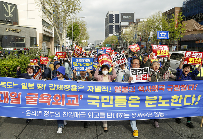 Protest demanding the resignation of South Korean President Yoon Suk Yeol in Seoul Demonstration demanding the resignation of Korean President Yoon, Apr 15, 2023 : South Koreans participate in a protest rally demanding the resignation of South Korean President Yoon Suk Yeol in Seoul, South Korea. Thousands of protesters marched through central Seoul on Saturday. President Yoon s approval rating reached a five month low on April 17 amid accusations of  giveaways  at a recent summit with Japan and allegations that the CIA intercepted communications by senior officials with the South Korean National Security Office, local media reported. The placard reads,  We denounce Japan s distortion of history   and  People wreak their rage on humiliating diplomacy  .  Photo by Lee Jae Won AFLO   SOUTH KOREA 