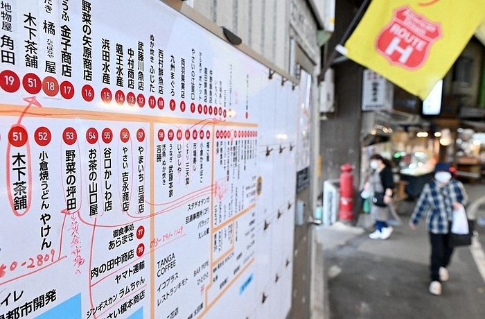 One year since the first fire at Tangae Market, Fukuoka Tange Market one year after the first major fire. A store information board with an arrow pointing to the location of a store that reopened for business at another location after the fire in Kokurakita Ward, Kitakyushu City, at noon on April 19, 2023.
