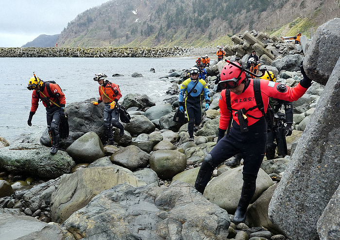 Shiretoko: Almost one year since the sightseeing boat accident Japan Coast Guard and Hokkaido Prefectural Police personnel search the coastline for missing persons and remains ahead of the one year anniversary of the Shiretoko sightseeing boat accident in Rausu Town, Hokkaido, April 22, 2023, 10:19 a.m. Photo by Taichi Kaizuka.