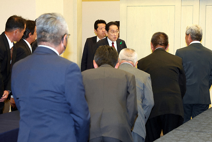Explosion at the site of PM Kishida s speech  PM meets with fishermen who secured the suspects. Prime Minister Fumio Kishida  back  meets with fishermen at Daiwa Roynet Hotel Wakayama at 3:22 p.m. on April 22, 2023  representative photo 
