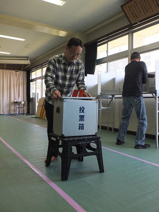 2023 Unified Local Election Otsu City Council Election Otsu City officials setting up ballot boxes at the Otsu Municipal Kindergarten in Shimanoseki, Otsu City, 9:28 p.m. April 22, 2023  photo by Koichi Uchida.
