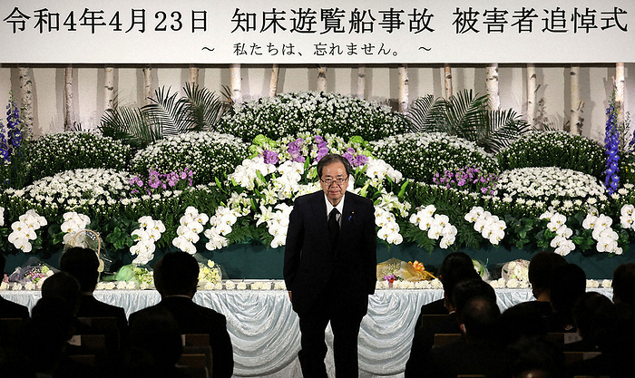 One year since the Shiretoko sightseeing boat accident Minister of Land, Infrastructure, Transport and Tourism Tetsuo Saito bows his head after offering flowers at a memorial service for the one year anniversary of the Shiretoko cruise ship accident in Shari cho, Hokkaido, April 23, 2023, 1:40 p.m. Photo by Taichi Kaizuka