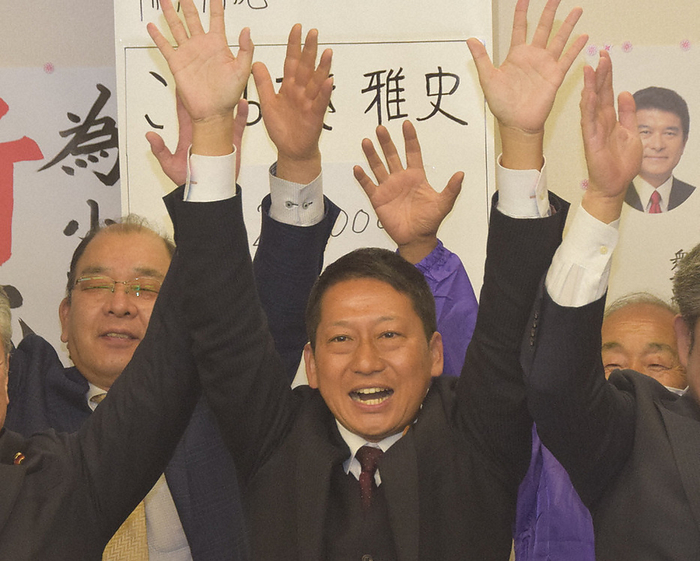 2023 Local elections, second half of the year, date of casting of ballots Masashi Komurasaki celebrates his third election with a banzai on April 23, 2023, 10:37 p.m. in Ikoma City.
