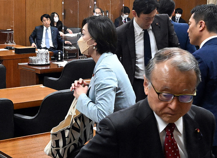 Members of the House of Representatives Legal Affairs Committee leave the committee room after the meeting is adjourned. At back left is Justice Minister Ken Saito. Members of the House of Representatives Legal Affairs Committee leave the committee room after the meeting is adjourned. At the back left is Justice Minister Ken Saito, photographed by Mikio Takeuchi at 4:10 p.m. on April 26, 2023 in the Diet.