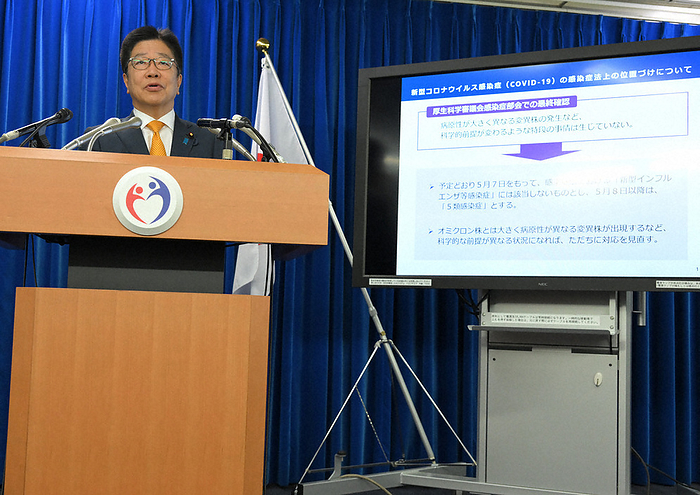 Minister of Health, Labour and Welfare Katsunobu Kato explains the transfer of the novel coronavirus to category 5 at a press conference. Minister of Health, Labour and Welfare Katsunobu Kato explains about the Class 5 transition of the new coronavirus at a press conference in Chiyoda ku, Tokyo, April 27, 2023, at 11:03 a.m. Photo by Toshiki Miyama