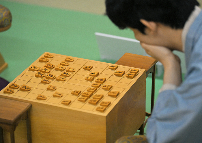 The 81st Meijin Tournament   7th game, Round 2, Day 1 On the first day of the second round of the Meijin Tournament, Sota Fujii, the tournament s top champion, enters the game room after his lunch break and gazes at the pieces on the board at 0:59 p.m. on April 27, 2023 at Ukitsuki Tower in Aoi Ward, Shizuoka City.